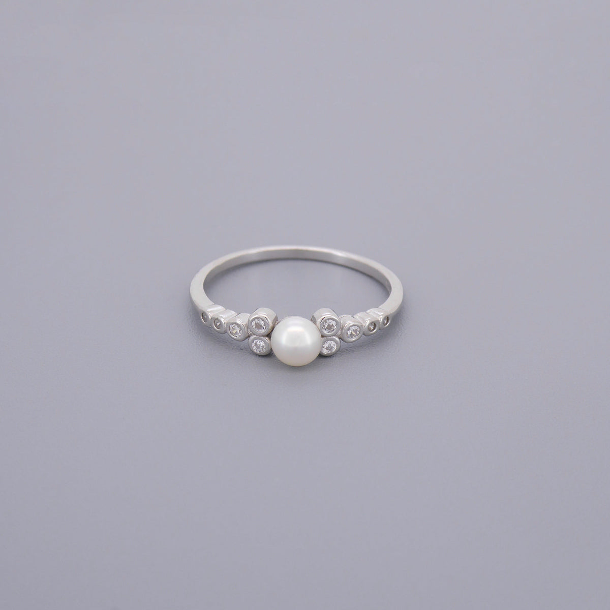 Cluster Single Pearl Ring