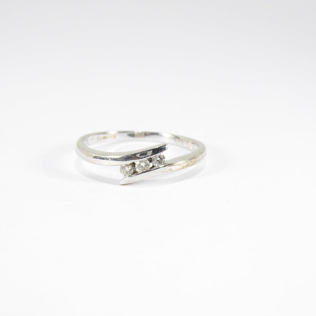 British Vintage 0.10ct Diamond Three Stones Engagement Ring , 9ct White Gold  ( UK O - US 7 / 15mm )