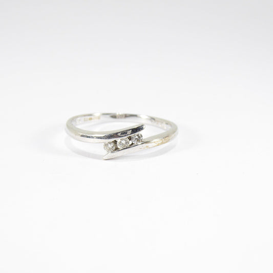 British Vintage 0.10ct Diamond Three Stones Engagement Ring , 9ct White Gold  ( UK O - US 7 / 15mm )