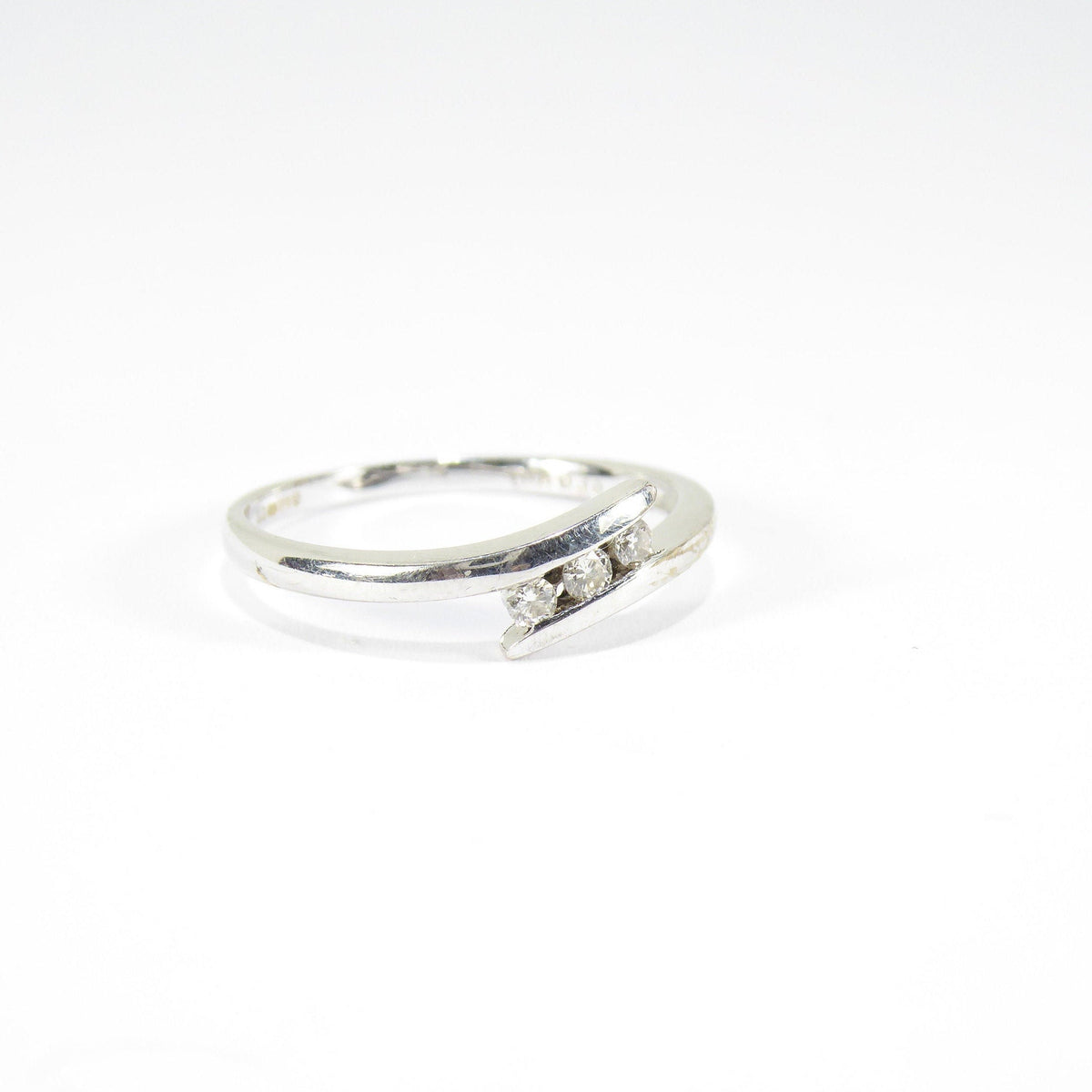 British Vintage 0.10ct Diamond Three Stones Engagement Ring , 9ct White Gold  ( UK O - US 7 / 15mm )
