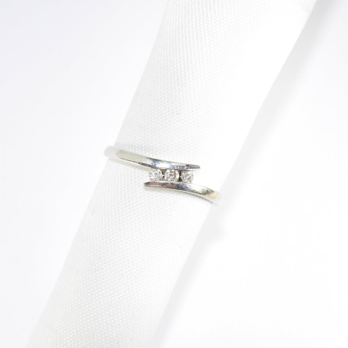 British Vintage 0.10ct Diamond Three Stones Engagement Ring , 9ct White Gold  ( UK O - US 7 / 15mm )