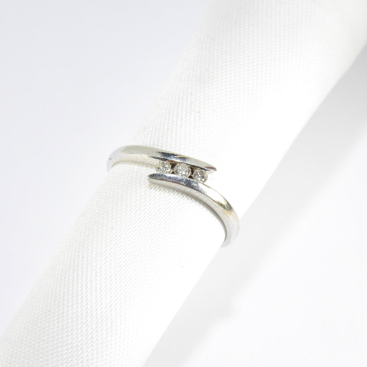 British Vintage 0.10ct Diamond Three Stones Engagement Ring , 9ct White Gold  ( UK O - US 7 / 15mm )
